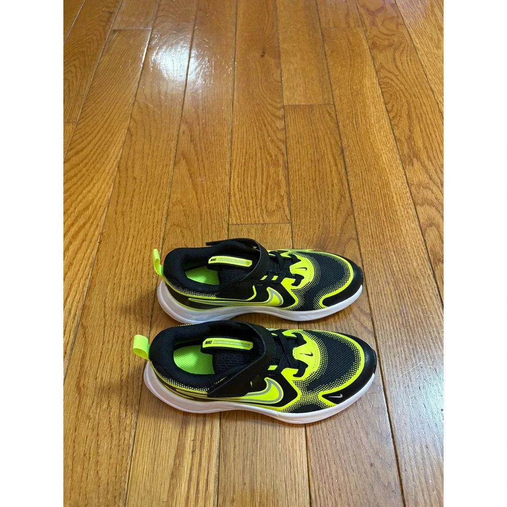 NWOT Nike Cosmic Runner Kids Black Volt White Sneakers HM4400-005 Size 13C